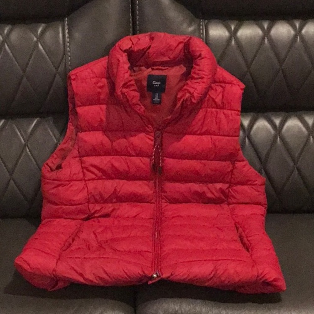 Gap red lightly puffed vest